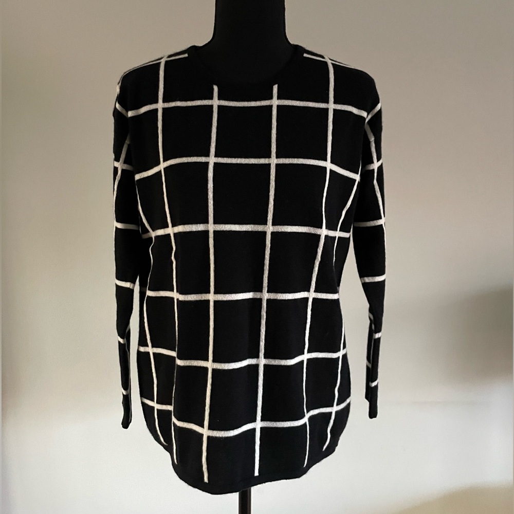 Neiman Marcus Cashmere size small sweater